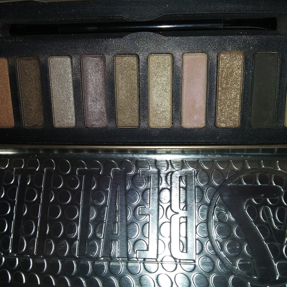 Makeup - Picture 1 of 2